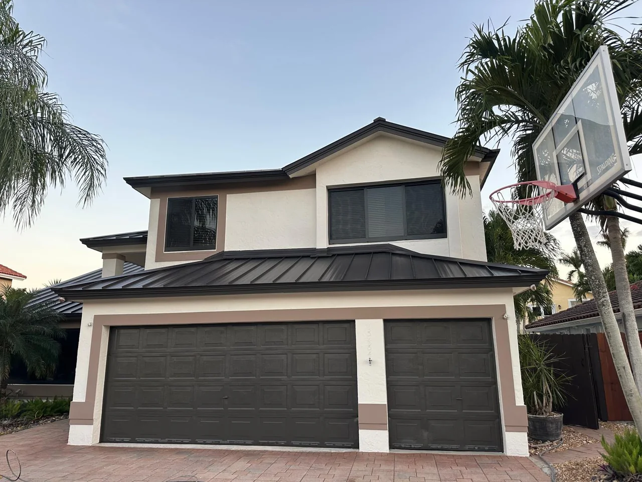 A coordinated facade and garage finish